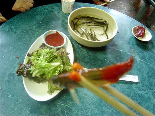 즉석에서 빙어 초고추장에 찍어 날름 먹는 맛이 첫째입니다. 